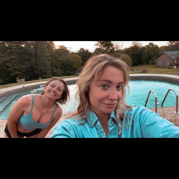 Meet your Posher, Kaitlin - Picture 6 of 9